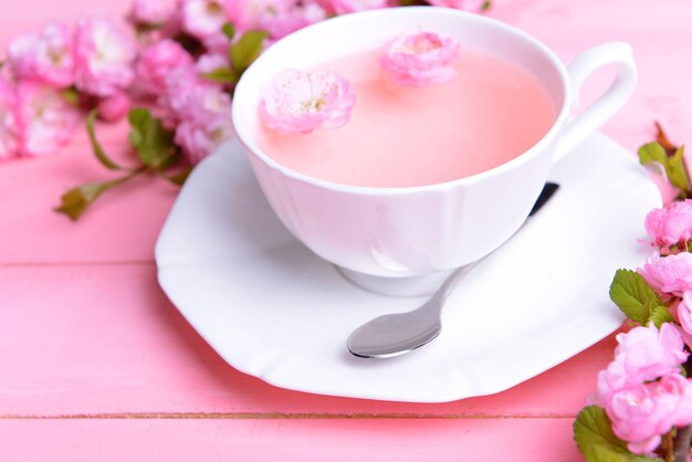 Belle fleur de fruit avec une tasse de thé sur la table libre