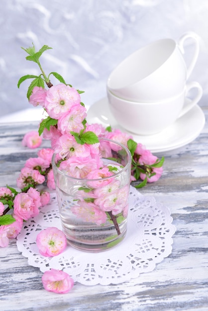 Belle fleur de fruit en verre sur table sur fond gris