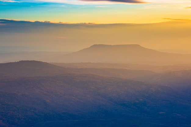 Belle forêt et vallée de skyMountain pendant le lever du soleil Beau paysage naturel en été t