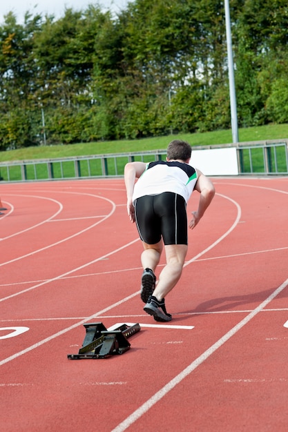 Belle formation de sprinter masculin