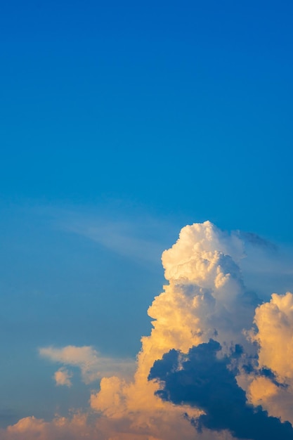 belle forme de nuages avec le soleil qui brille le soir