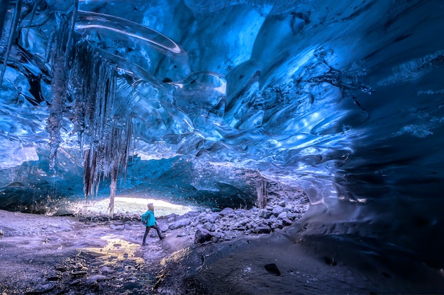 Belle et froide grotte de glace en Islande