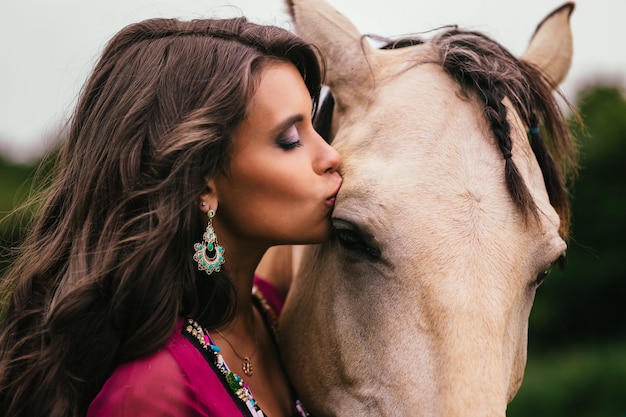 Belle gitane en robe violette avec chevaux