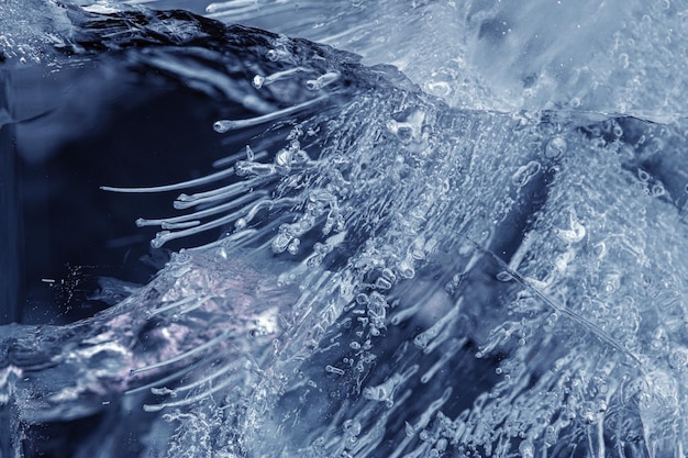 Belle glace bleue avec des fissures. fond givré