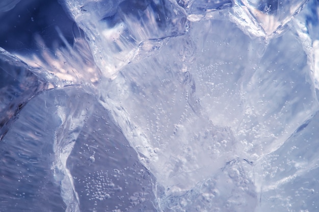 Belle glace bleue avec des fissures. fond givré