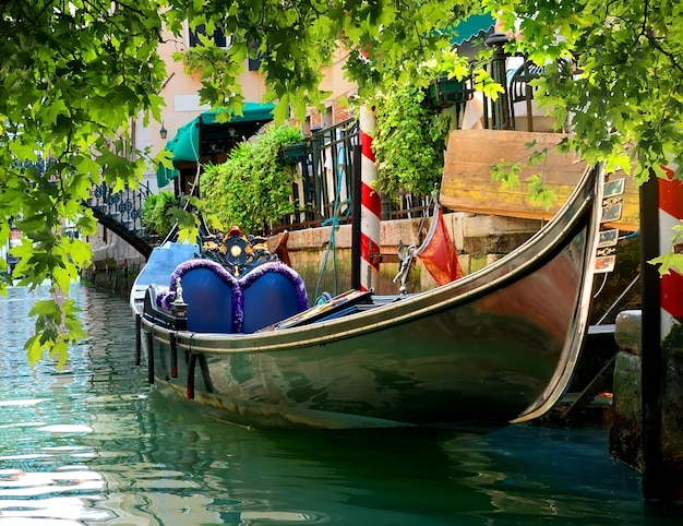 Belle gondole sur la rue de l'eau de Venise, Italie