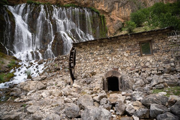 Belle grande cascade en Turquie Kapuzbasi