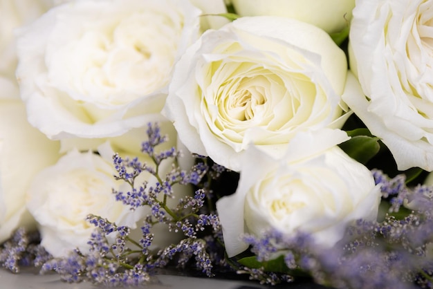 Belle grande et un luxueux bouquet de roses blanches disposées en bouquet Gros plan avec détails