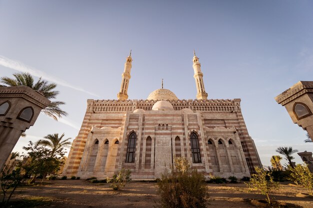 Belle grande mosquée islamique avec ciel bleu