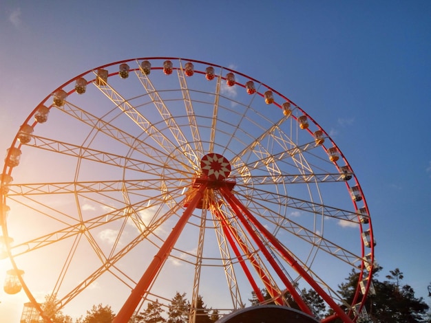 Photo belle grande roue avec cabines de transport de passagers est dans le parc