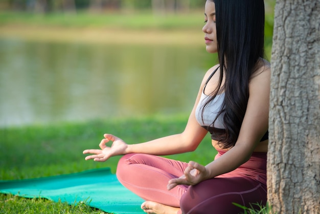 Belle grosse femme asiatique jouer au yoga au parc Besoin de corps mince