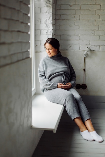 Belle Grossesse De Jeune Famille. Femme Enceinte Et Homme. Couple Heureux, épouse Et Mari