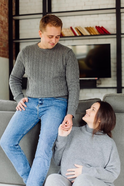 Belle grossesse de jeune famille. Femme et homme enceintes. Couple heureux, épouse et mari