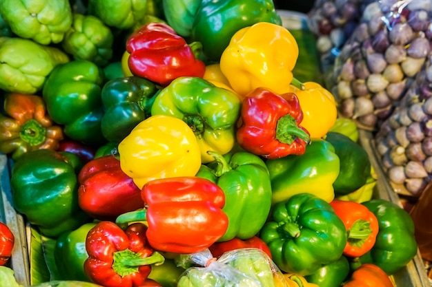 Belle de groupe de poivrons colorés sur le marché.