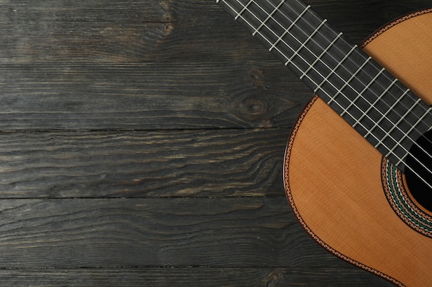 Belle guitare classique à six cordes sur table en bois