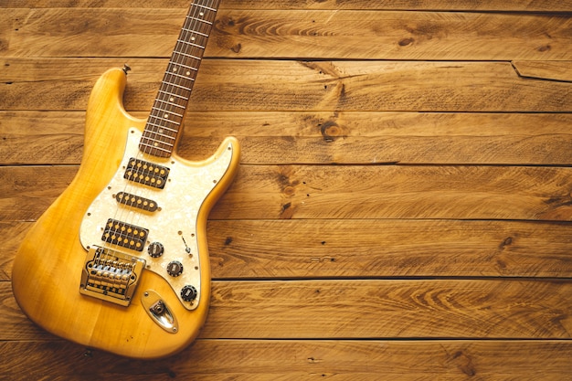 Belle guitare électrique vintage sur une table en bois marron