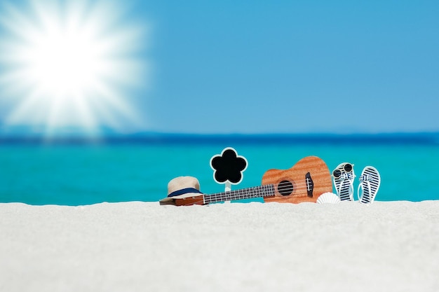 Une belle guitare sur le sable au bord de la mer grecque