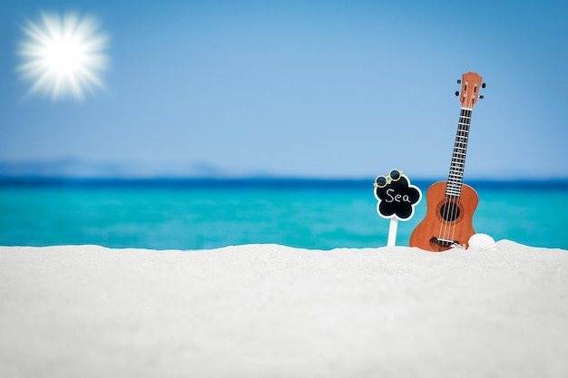 Une belle guitare sur le sable de la mer grecque.