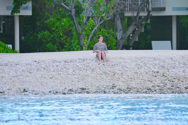 belle et heureuse femme fille sur la plage s'amuser et se détendre pendant les vacances d'été sur la magnifique mer tropicale