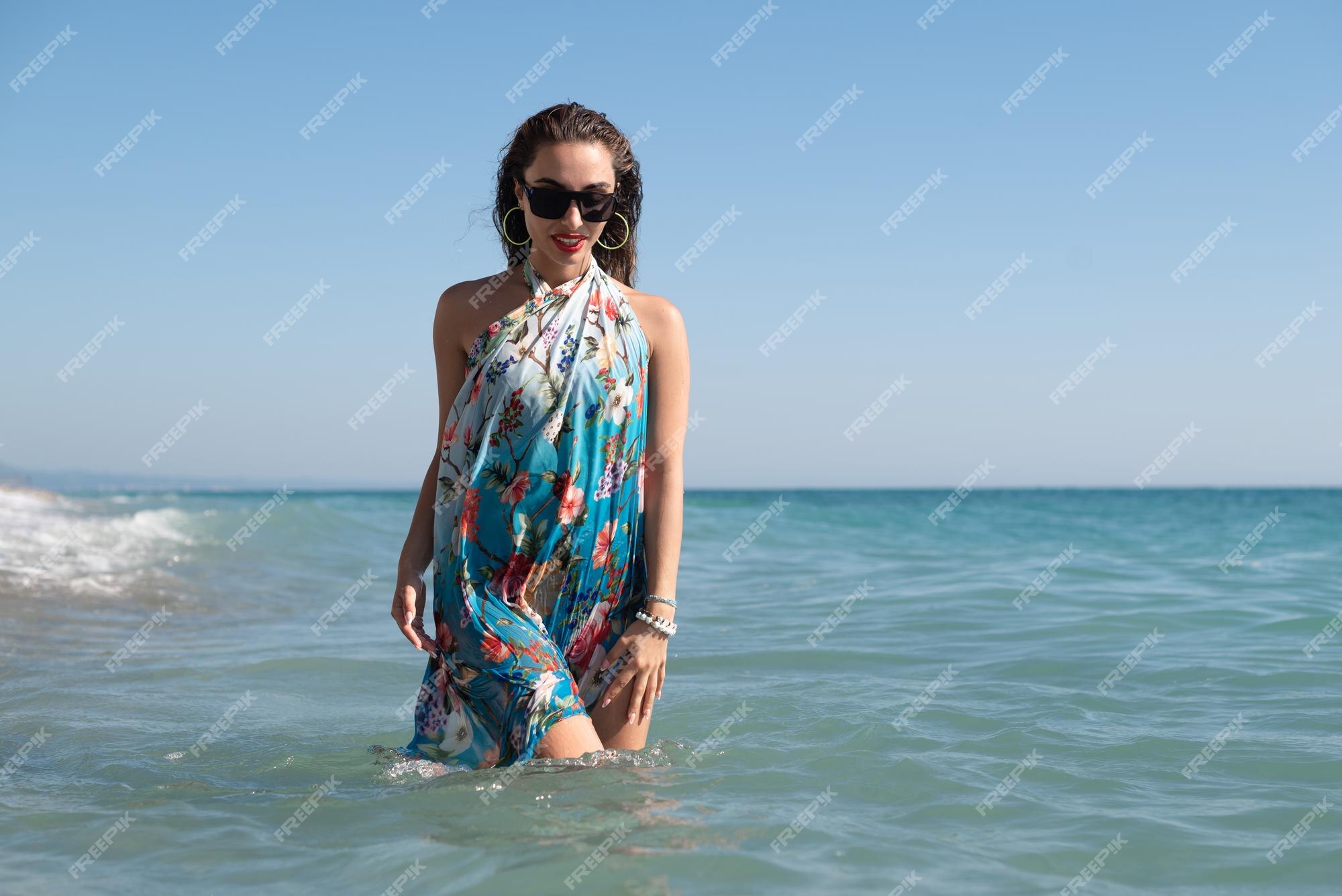 Belle Fille Dans Des Vêtements Lumineux, Accessoires Lumineux Et  Maquillage, Temps Venteux, Se Détendre L'humeur, Sur La Plage D'été.  Photographie De Style Boho Près De La Mer. Idée De Beauté. Banque D'Images