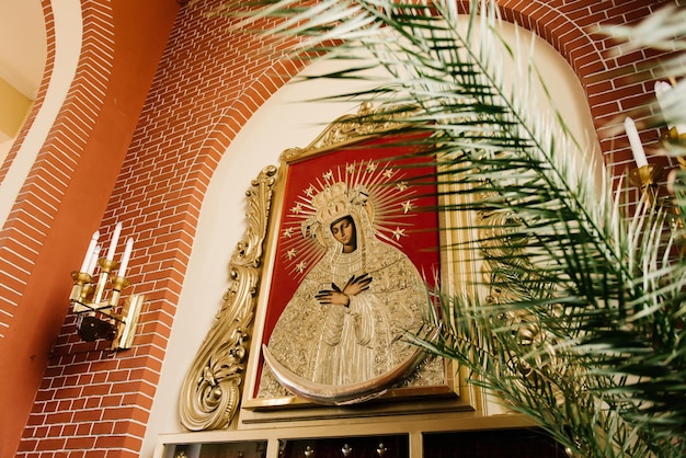 Belle icône dorée dans l'Église catholique Grodno Belarus 2023