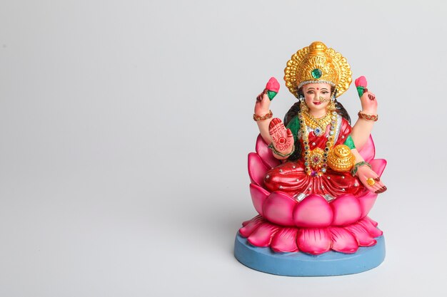 Belle idole d'argile de la déesse hindoue Lakshmi OU Laxmi sur blanc