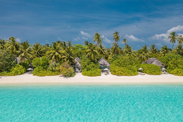 Belle île d'atoll dans les villas aériennes aériennes des Maldives. Paysage tropical tranquille et paysage marin
