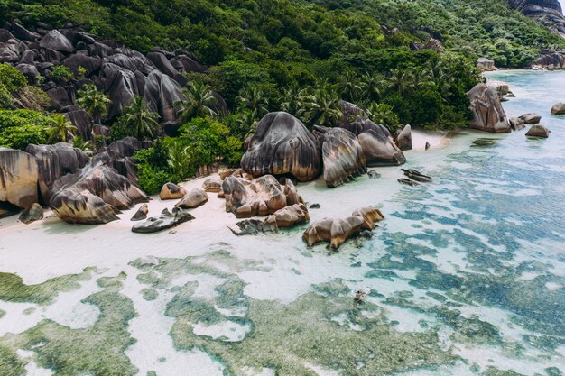 Belle île aux seychelles. La digue, plage de l'anse d'argent avec vue aérienne. Homme kayak avec kayak transparent le matin