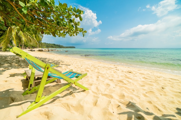 Belle île paradisiaque avec chaise sur la plage et la mer