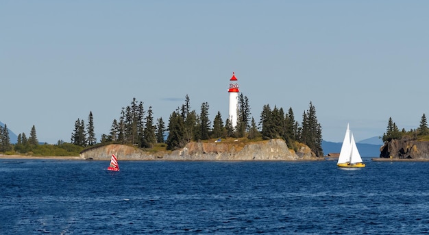 Une belle île avec un phare guidant un navire