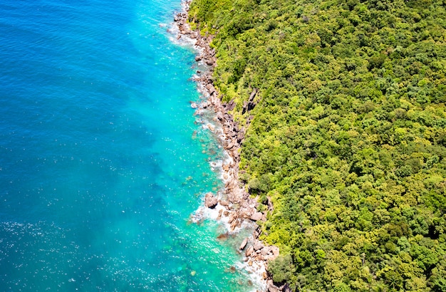 Belle île tropicale avec de l&#39;eau bleue claire et des pierres de granit. Vue de dessus.