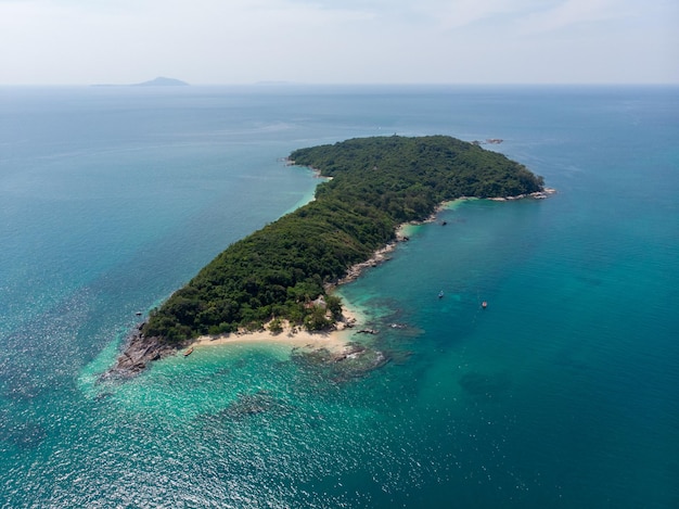 Belle île tropicale isolée avec plage de sable blanc et eau bleue claire et pierres de granit. Vue de dessus, hors-bords au-dessus des récifs coralliens. Îles Similan, Thaïlande