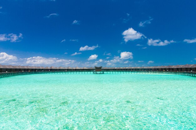 Belle île tropicale des Maldives avec plage. Mer avec bungalows sur pilotis