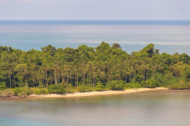 Belle île tropicale mer sable plage ciel bleu et arbres verts Thaïlande