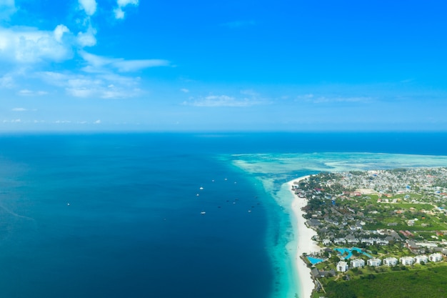 La belle île tropicale de Zanzibar vue aérienne. mer à Zanzibar beach, Tanzanie.