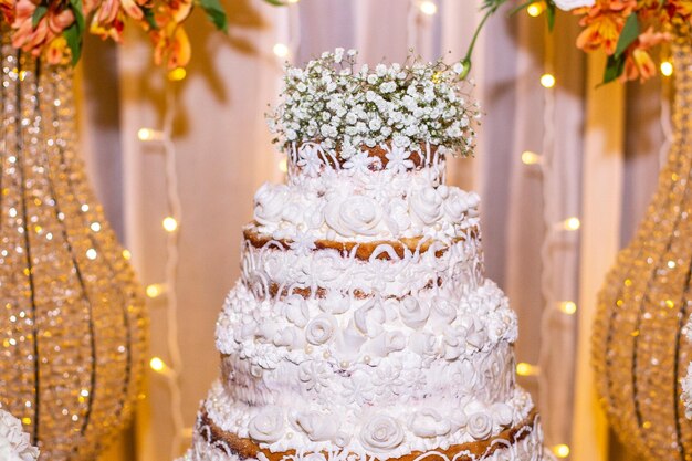 Belle image de gâteau de mariage représentant la célébration du mariage