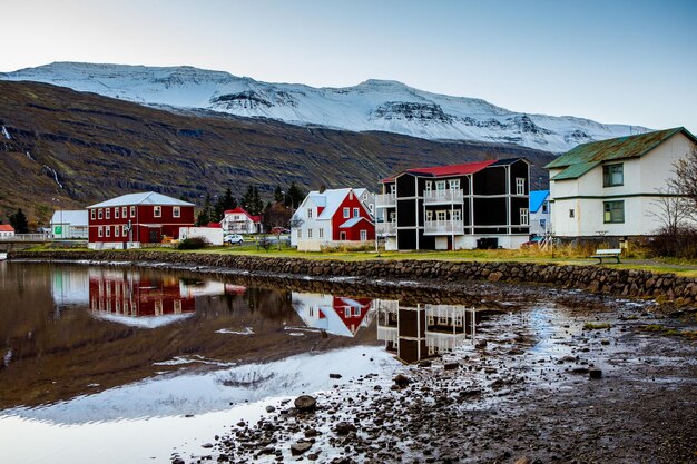 Belle image de paysage de l'Islande avec le ciel bleu de montagnes et l'herbe verte