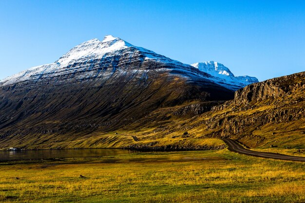 Belle image de paysage de l'Islande avec le ciel bleu de montagnes et l'herbe verte