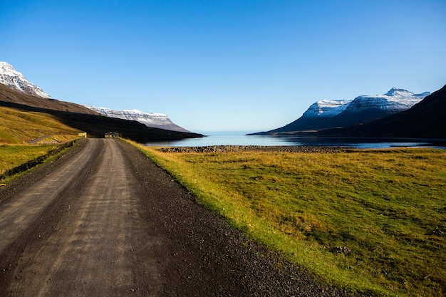 Belle image de paysage de l'Islande avec le ciel bleu de montagnes et l'herbe verte