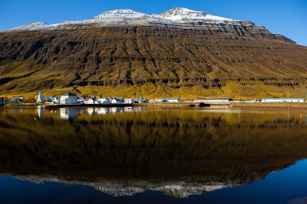 Belle image de paysage de l'Islande avec le ciel bleu de montagnes et l'herbe verte