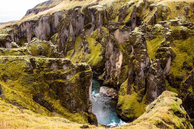 Belle image de paysage de l'Islande avec le ciel bleu de montagnes et l'herbe verte