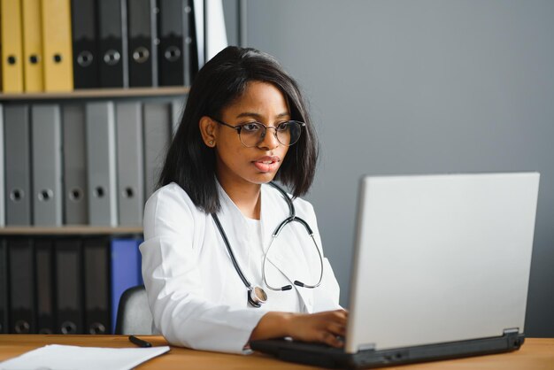 Belle infirmière africaine à l'hôpital