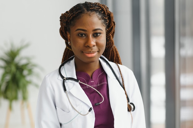 Belle infirmière afro-américaine avec les bras croisés