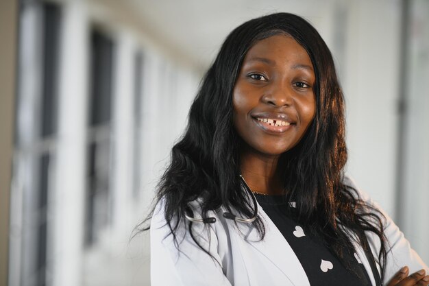 Belle infirmière afro-américaine à l'hôpital