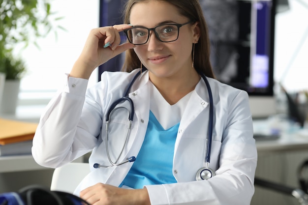 Belle infirmière à lunettes