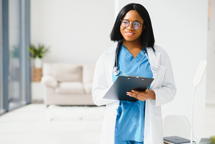 Photo une belle infirmière pédiatrique afro-américaine dans un bureau moderne.