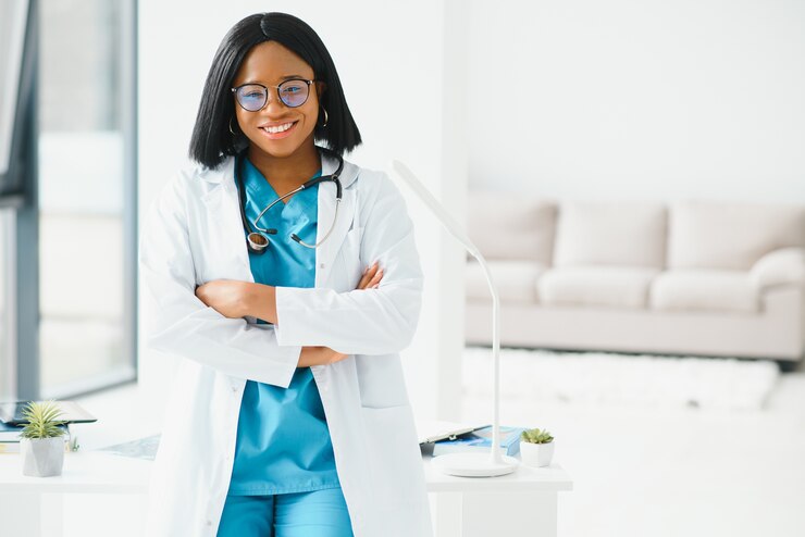 Photo une belle infirmière pédiatrique afro-américaine dans un bureau moderne.