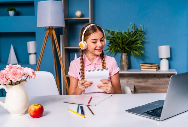 Belle irl à l'école primaire à faire ses devoirs à la maison