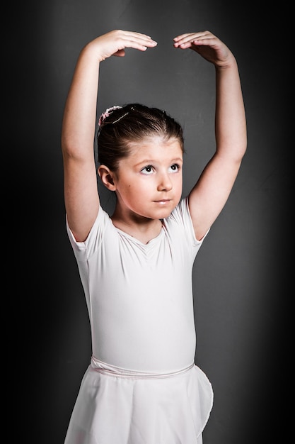 belle jeune ballerine en ballet pose danse classique