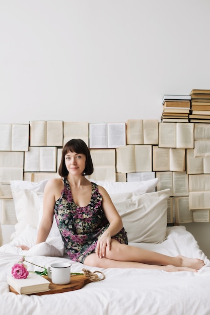 Belle jeune brune dans la chambre.